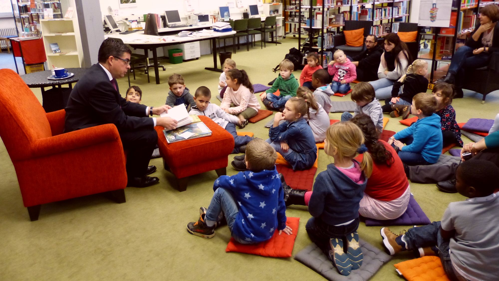 Bürgermeister Frank Helmenstein liest für Kinder