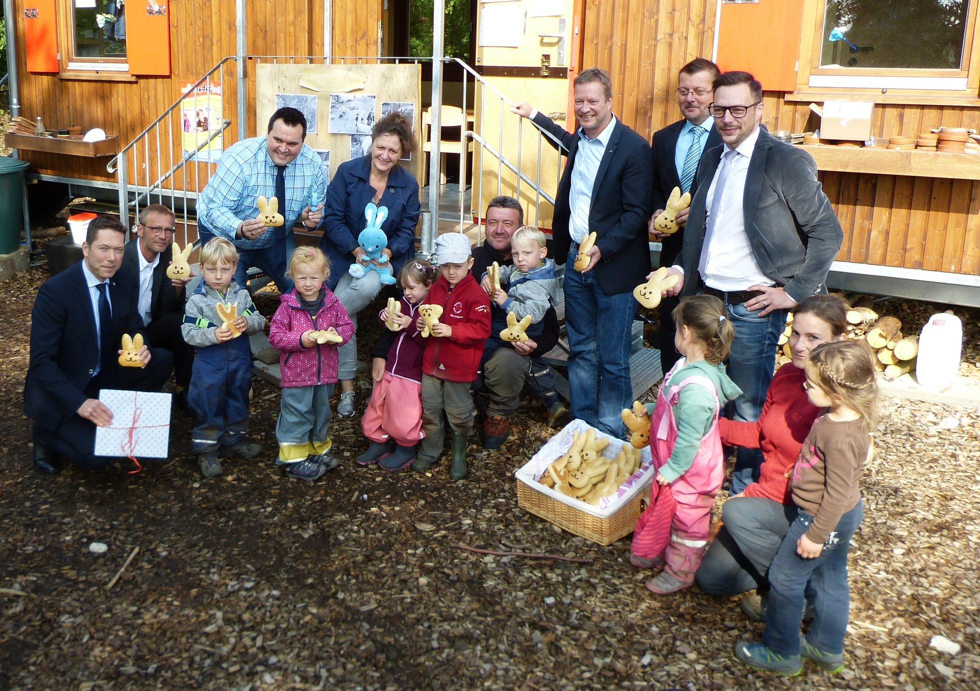 Mit den Kindern der Johanniter-Waldkita freuen sich der Erste Beigeordnete Raoul Halding-Hoppenheit und die Sponsoren auf den Weltkindertag in Gummersbach. (Foto: Stadt Gummersbach)