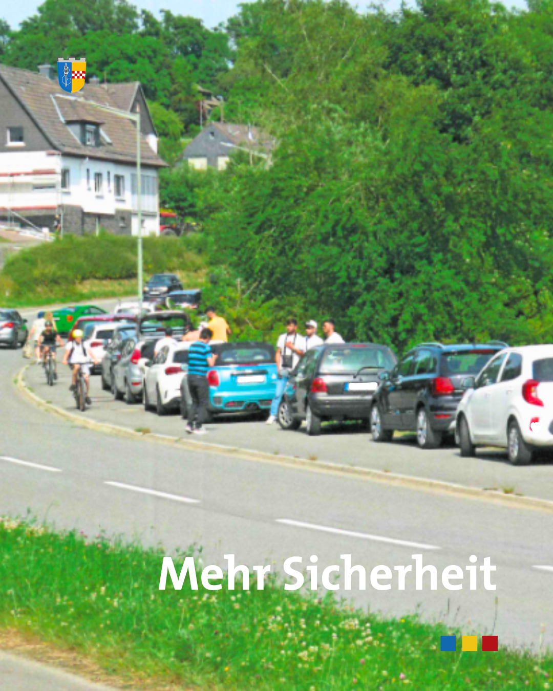 Das Bild zeigt parkende Autos auf dem Gehweg und Fußgänger, die ausweichen müssen. 